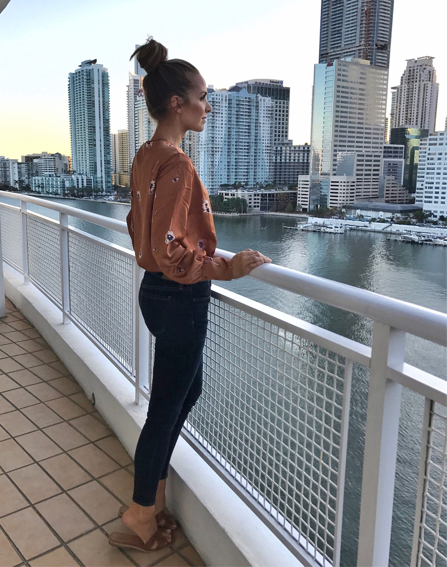 floral top and skinny jeans | merricksort.com