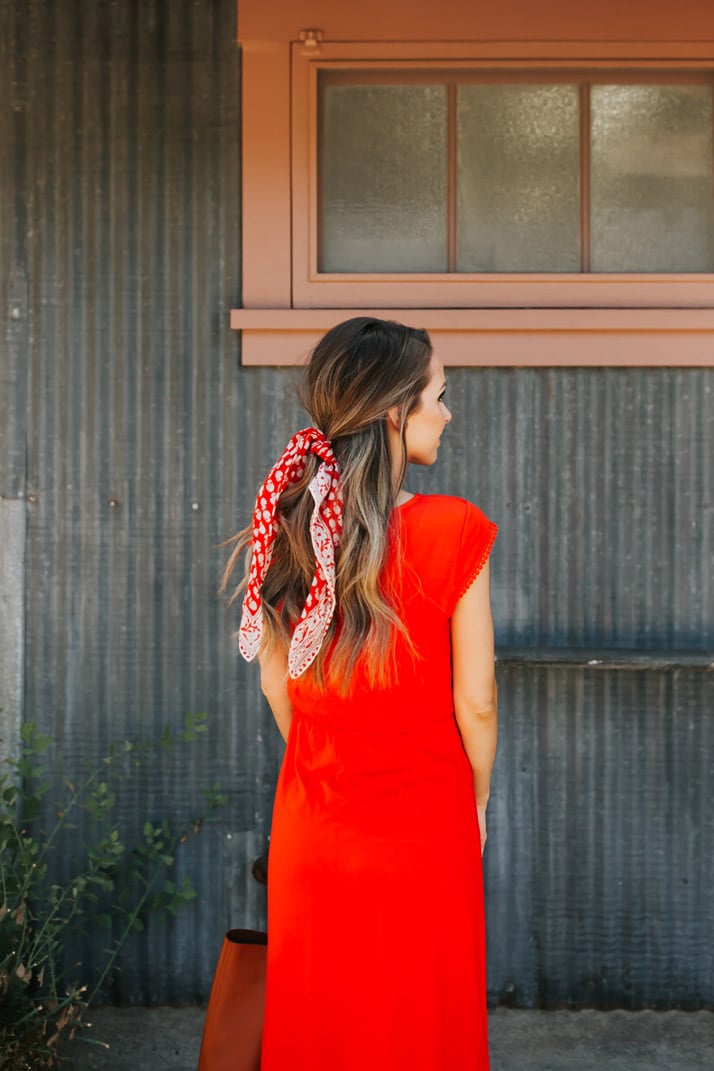 an easy way to tie a bandana with your hair down