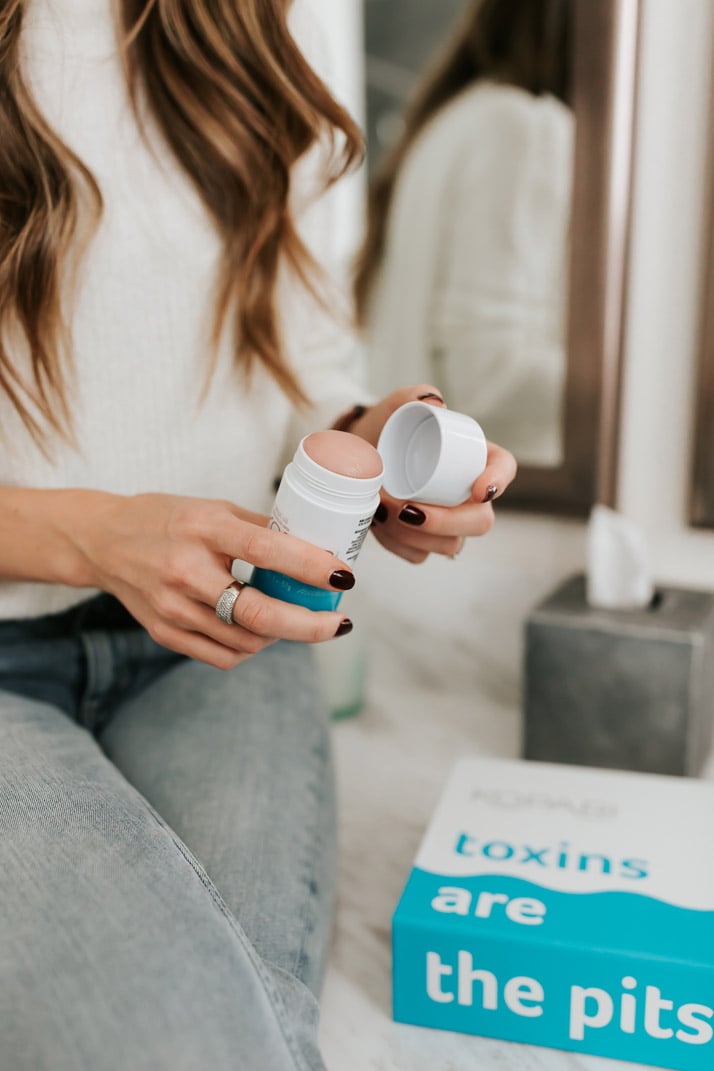 this all natural deodorant smells amazing and it actually works!