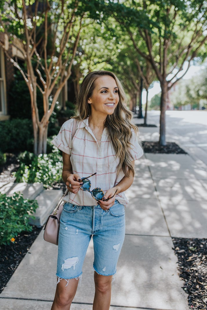 an easy outfit with bermuda shorts