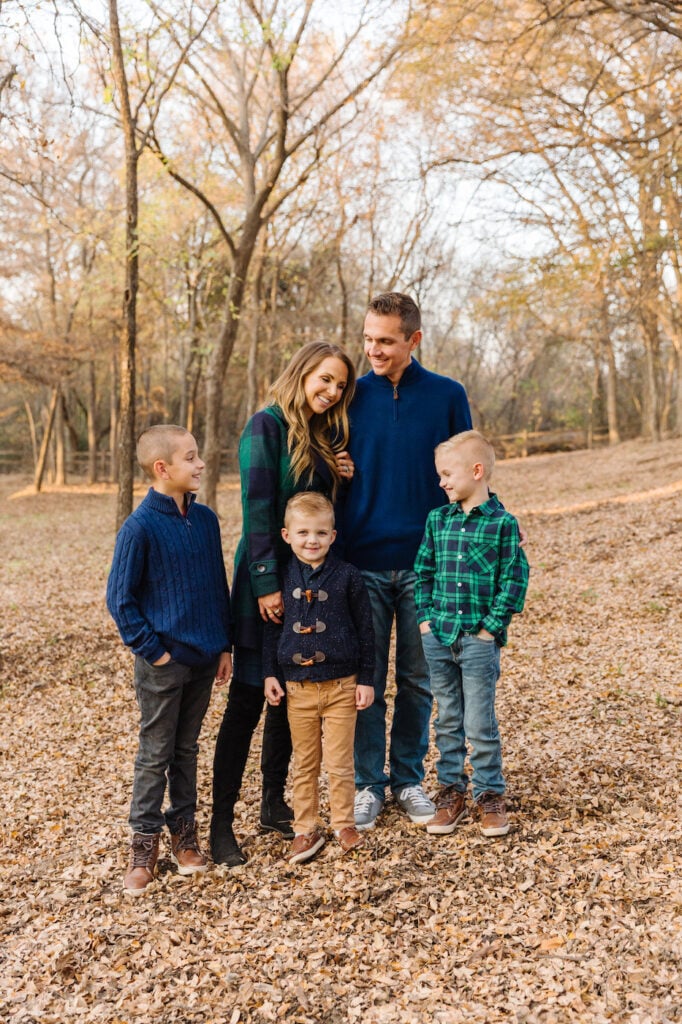 Family photoshoot green and navy blue