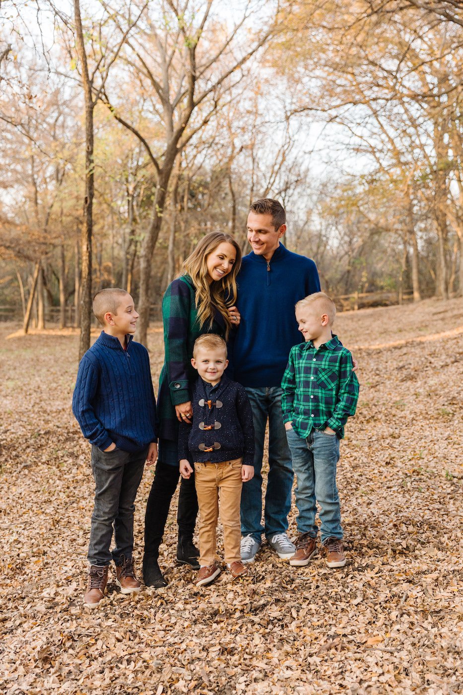 Family photoshoot green and navy blue