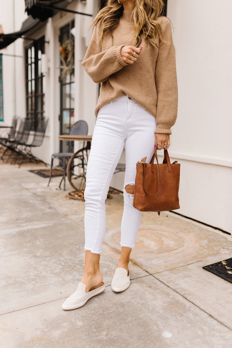 white jeans with tan sweater spring outfits