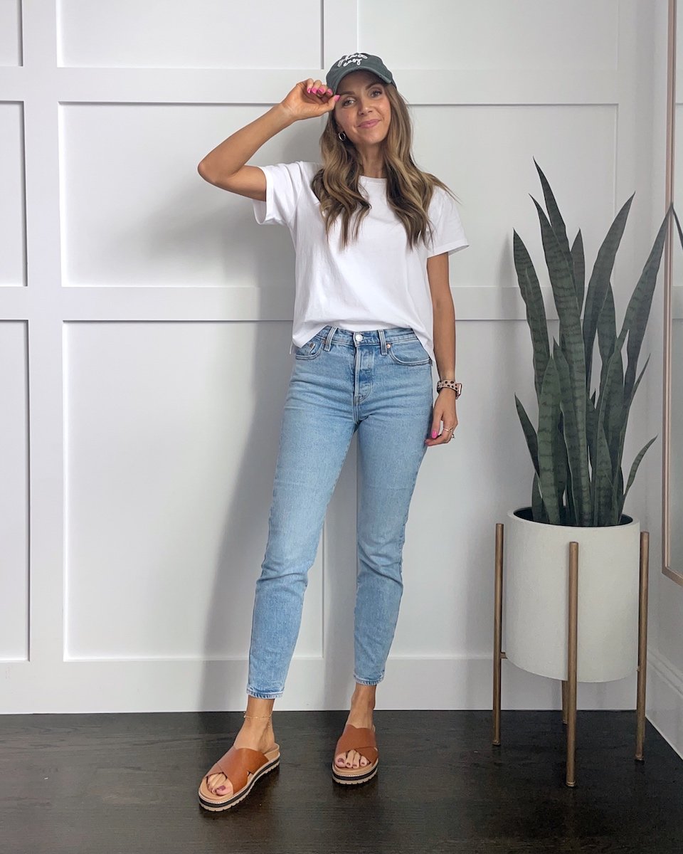 WHITE TEE AND JEANS OUTFIT