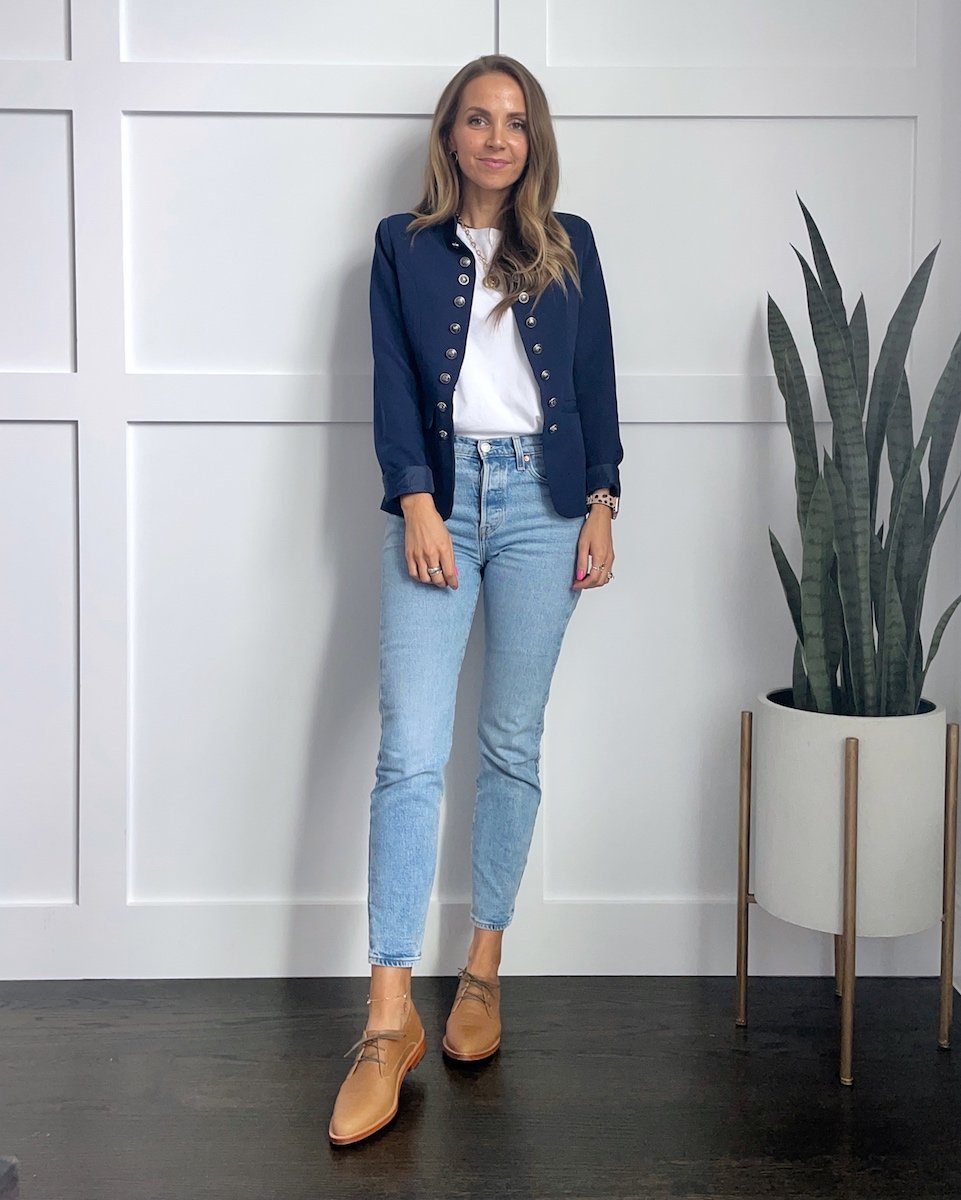WHITE TEE AND JEANS OUTFITS