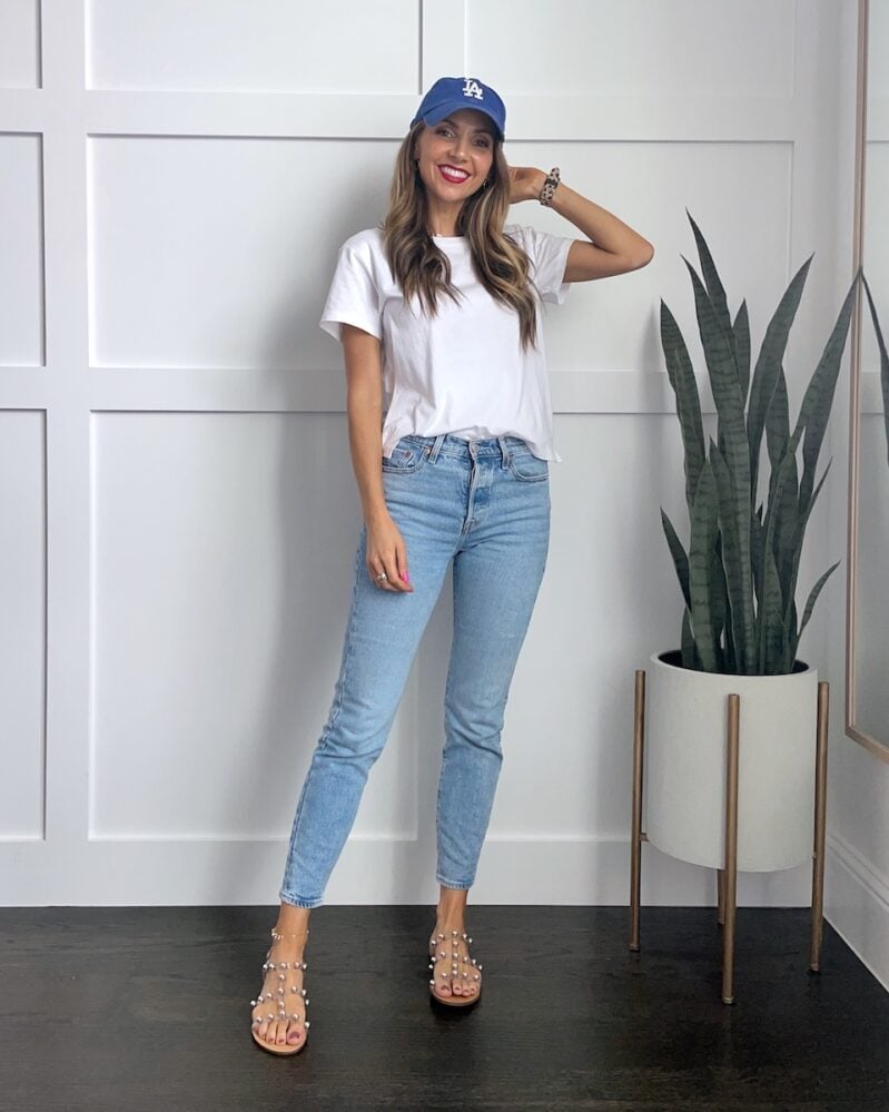 WHITE TEE AND JEANS OUTFIT