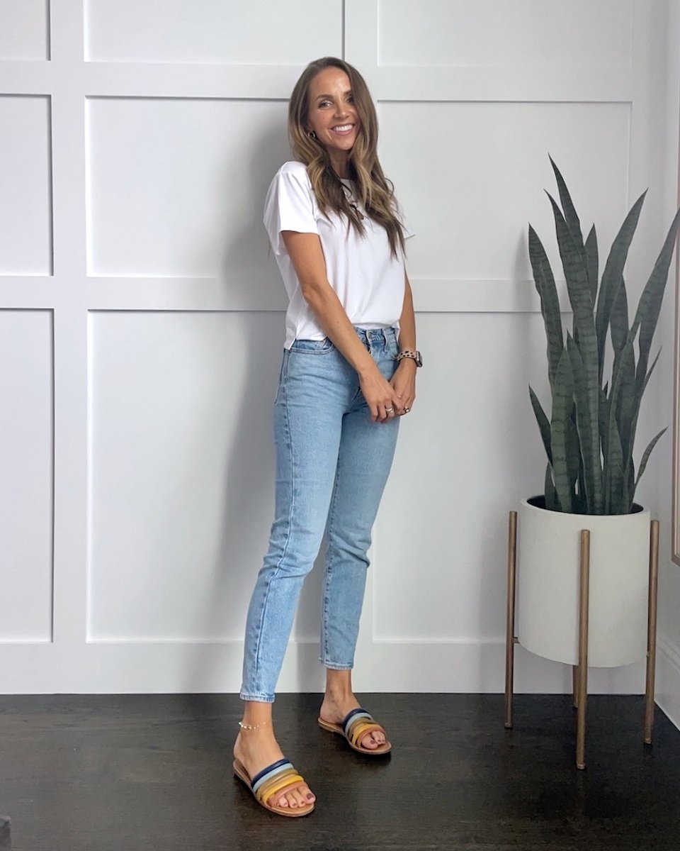 WHITE TEE AND JEANS OUTFIT