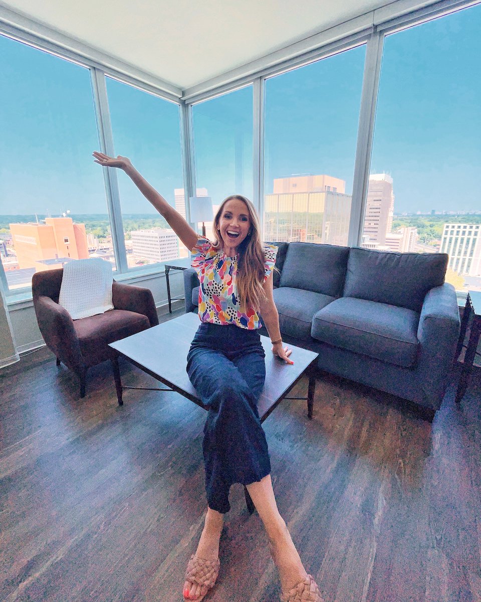Summer condo in anthropologie pants and avara blouse
