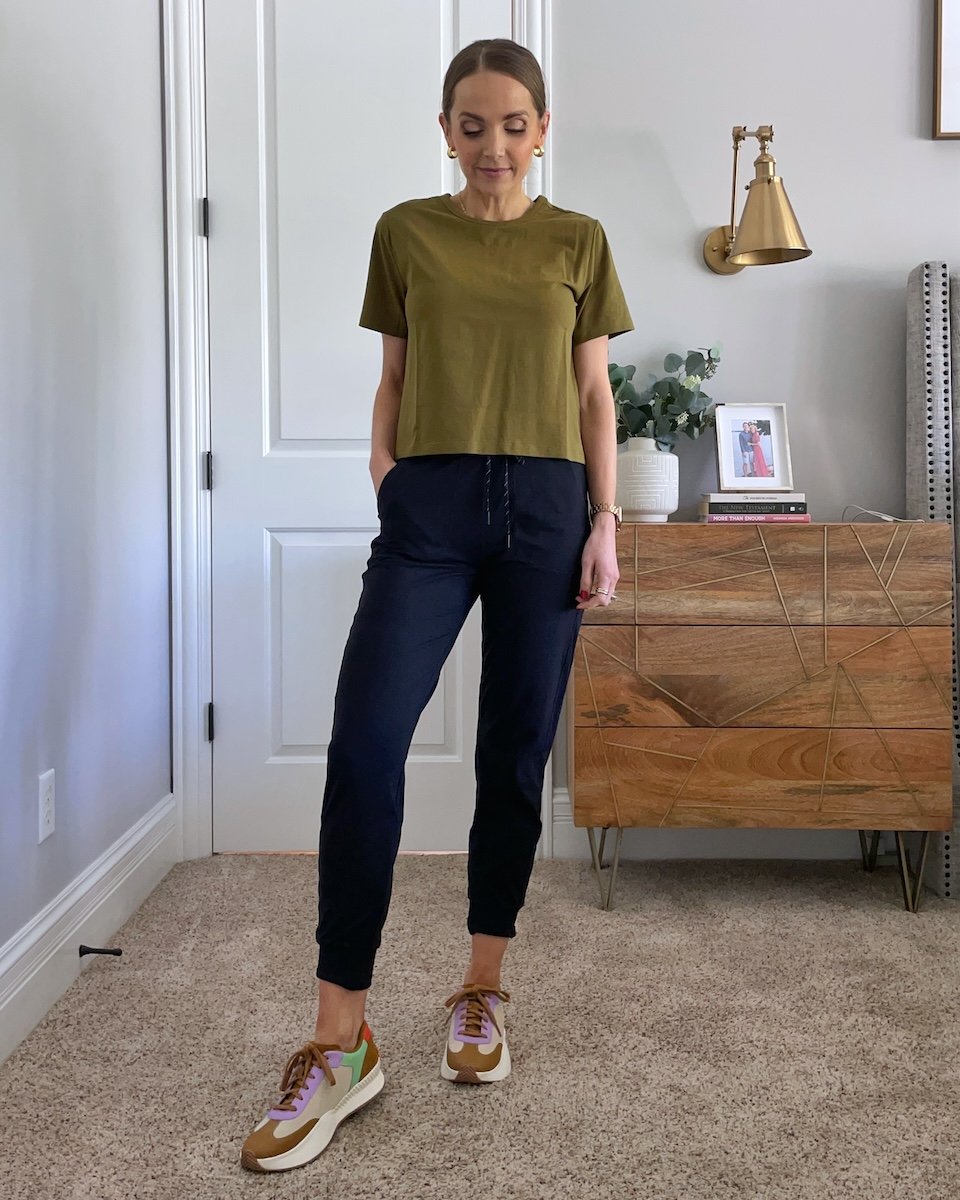 rainy day outfit joggers and sneakers
